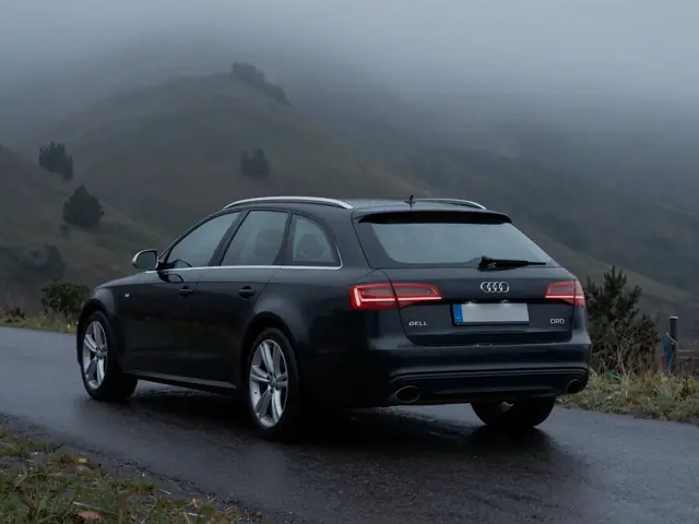 Audi A4 Avant B8 preto numa estrada de montanha com nevoeiro