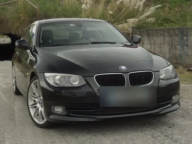BMW 320d Coupé E92 preto de frente, com jantes 19 do pack M