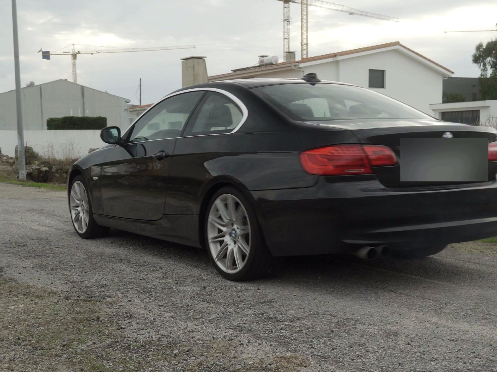 Traseira do BMW 320d Coupé E92 preto